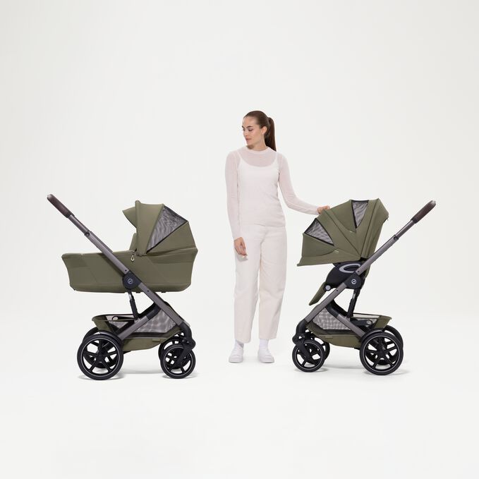 Ein Bild des CYBEX Gold Talos S Lux mit Fold Cot Stroller, das das Merkmal XXL-UPF50+-Sonnenverdeck mit Mesh-Einsatz hervorhebt.