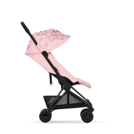 CYBEX Simply Flowers barnvagn i rosa med blommiga detaljer p&aring; suffletten, sidovy.