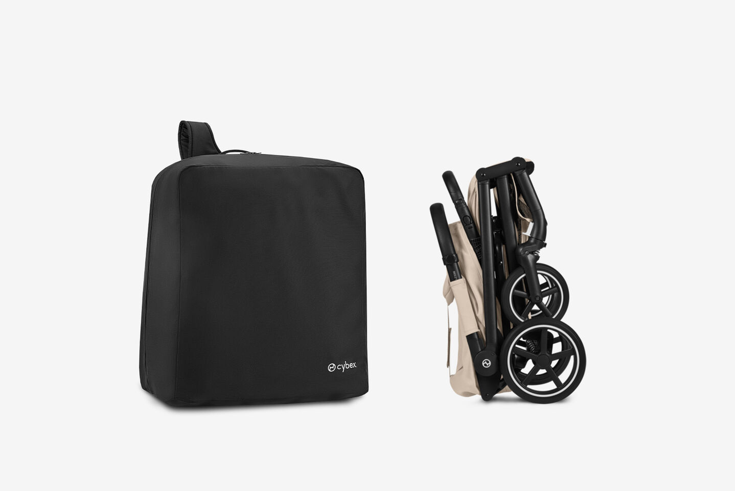 Image produit d&rsquo;une poussette compacte Beezy pli&eacute;e avec un sac de voyage &agrave; sa gauche.