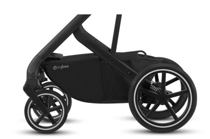 Ein Bild des CYBEX Gold Balios S 1 Lux Stroller, das das Merkmal Unplattbare All-Terrain R&auml;der hervorhebt.