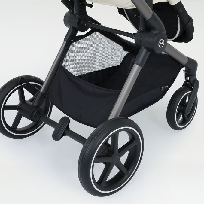 Ein Bild des CYBEX Gold Eos Lux Stroller, das das Merkmal Gro&szlig;er Einkaufkorb hervorhebt.