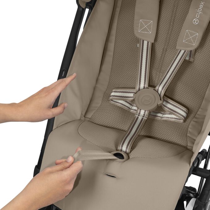 Immagine del CYBEX Gold Libelle Buggy che mette in risalto la caratteristica Cintura one-pull.
