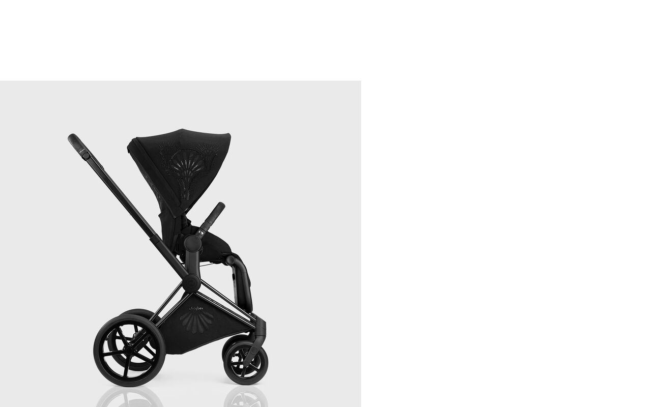 La Parisienne pushchair in black with elegant design on a grey background.