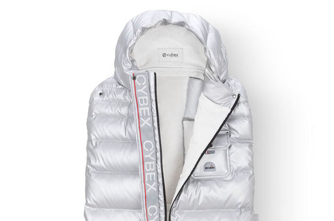 Ein Bild des CYBEX Platinum Platinum Winter Fu&szlig;sack Accessories for Strollers, das das Merkmal Verstellbare &Ouml;ffnung hervorhebt.
