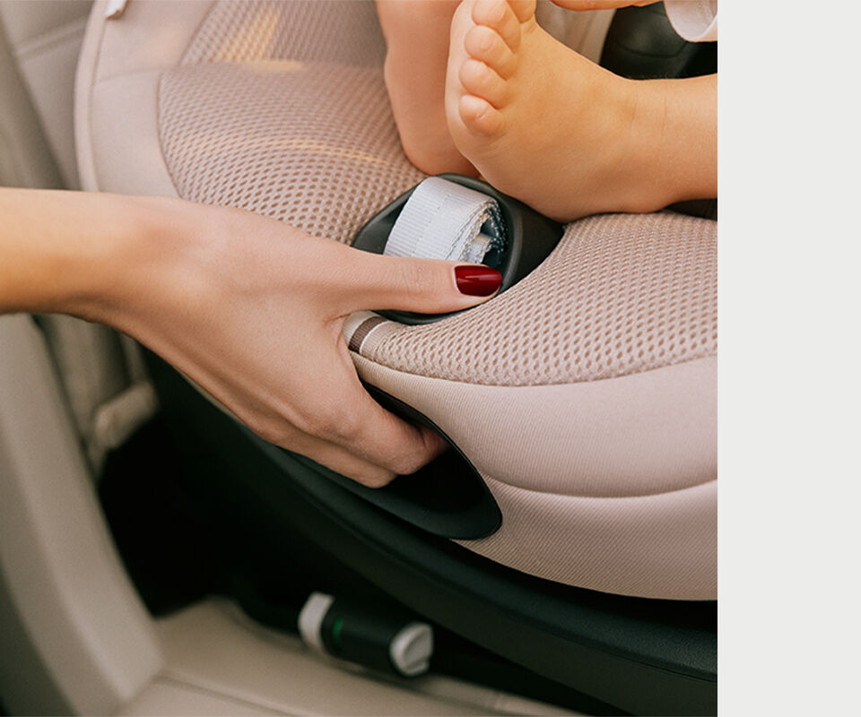 Close-up of a woman is turning the Sirona G i-Size car seat around.