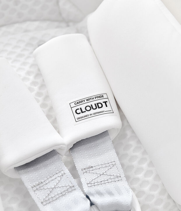 Un&rsquo;imbottitura bianca con un&rsquo;etichetta recante le scritte "CLOUDT" e "Carry with Pride, Designed in Germany".