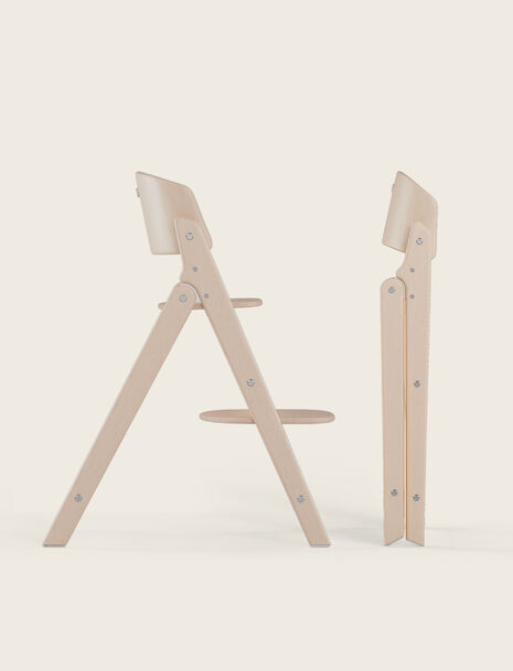 Produktbild eines Click & Fold Stuhls, links offen, rechts gefaltet.