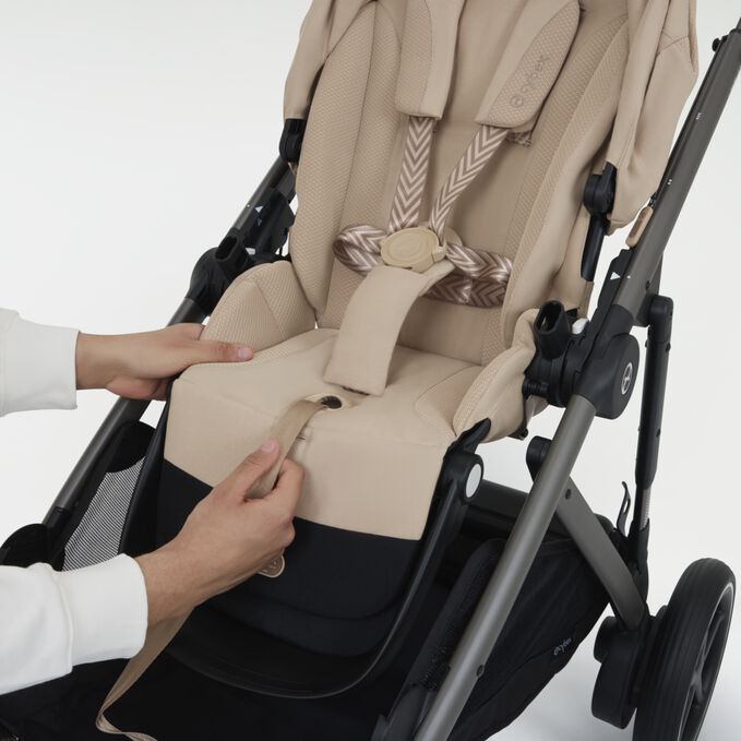 Obr&aacute;zek CYBEX Gold e-Gazelle&nbsp;S Sibling Stroller, kter&yacute; zv&yacute;razňuje funkci P&aacute;s na jedno zatažen&iacute;.