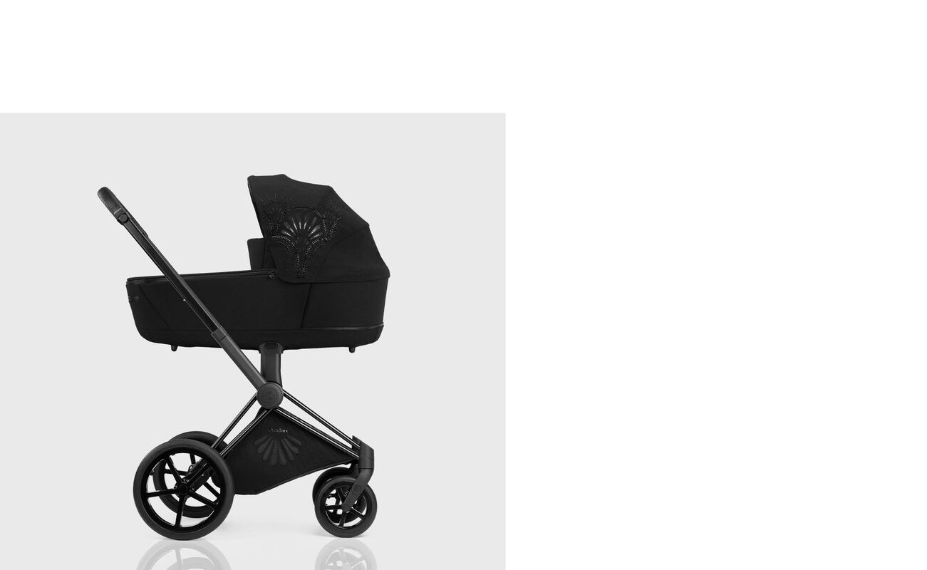 Black pram La Parisienne with elegant design.