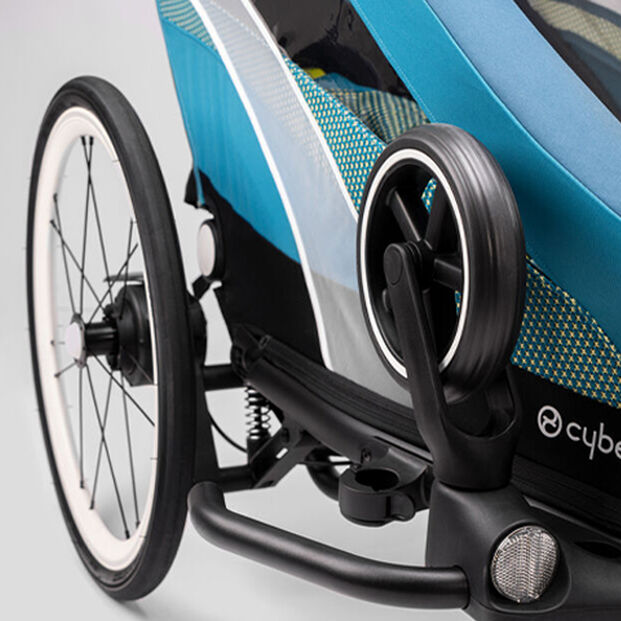 Detailn&iacute; sn&iacute;mek koleček sportovn&iacute;ho koč&aacute;rku Zeno Bike, zat&iacute;mco ta vět&scaron;&iacute; jsou otočen&aacute; nahoru. Kolečka lze snadno přenastavit podle toho, v&nbsp;jak&eacute;m režimu chcete koč&aacute;rek použ&iacute;vat.
