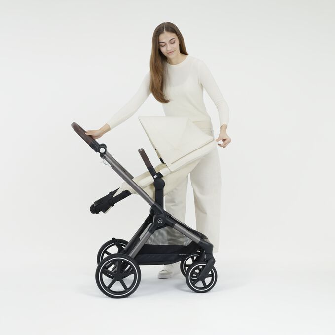 Ein Bild des CYBEX Gold Eos Lux Stroller, das das Merkmal Einh&auml;ndig verstellbare R&uuml;ckenlehne hervorhebt.