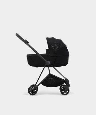 La Parisienne pram in black, side view on a white background.