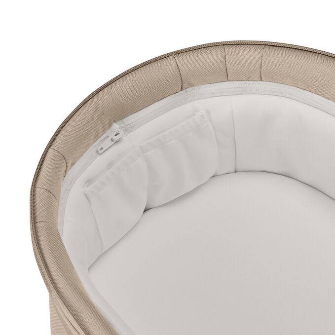 Ein Bild des CYBEX Gold Balios S Lux mit Balios Cot S Lux Stroller, das das Merkmal Innentaschen in der Babywanne hervorhebt.