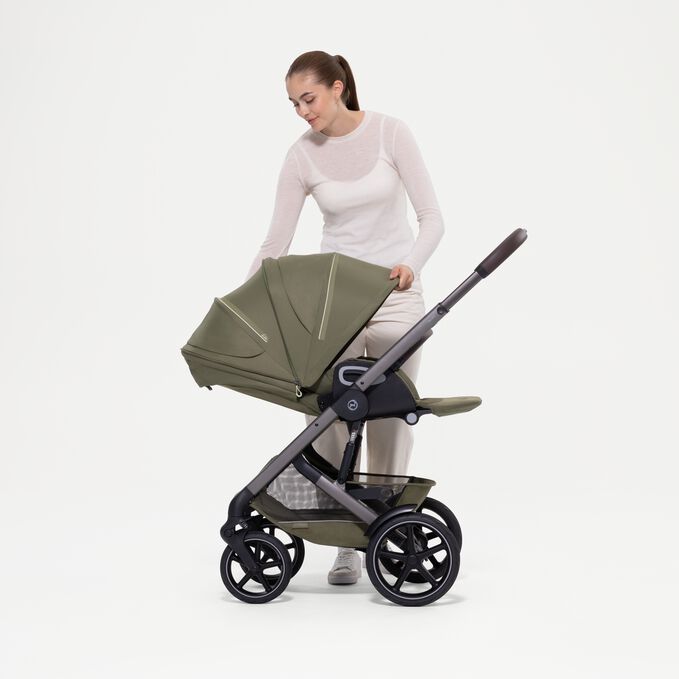 Ein Bild des CYBEX Gold Talos S Lux mit Fold Cot Stroller, das das Merkmal Ergonomische flache Liegeposition hervorhebt.
