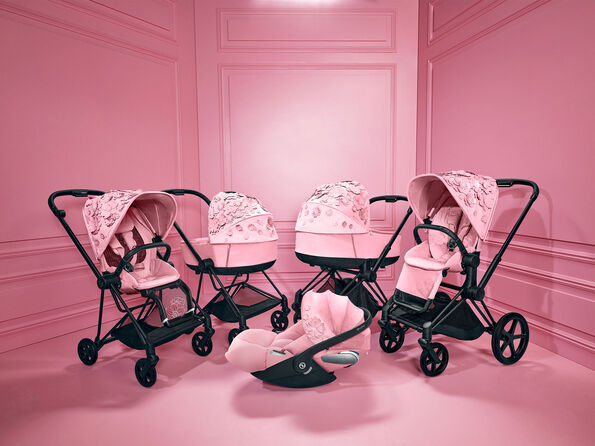 CYBEX Simply Flowers barnvagnar och bilbarnstol i ett rosa rum.