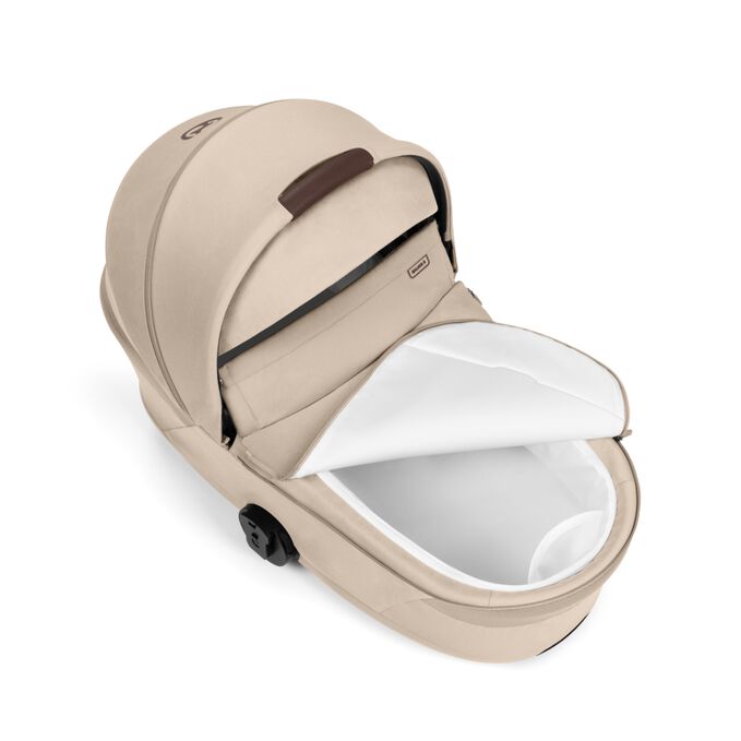 Ein Bild des CYBEX Gold Balios S Lux mit Fold Cot Stroller, das das Merkmal Innentasche in der faltbaren Babywanne hervorhebt.