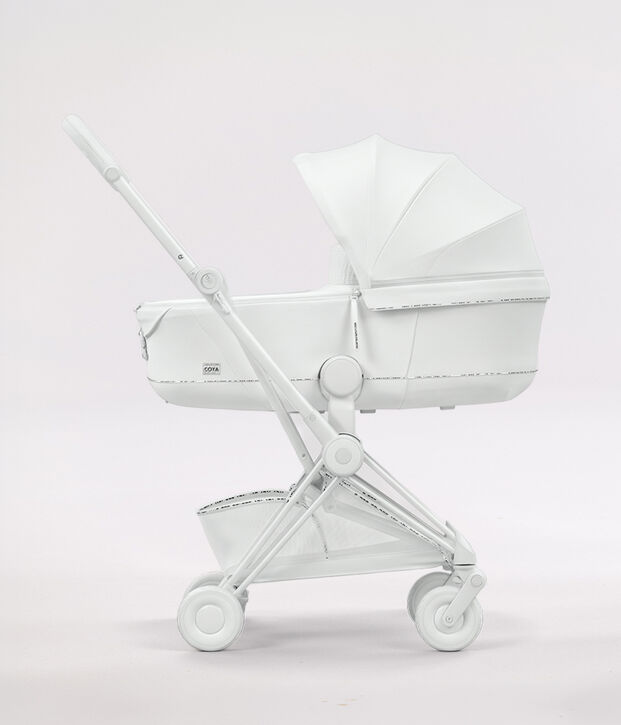 Vista laterale di un Coya Urban Mobility con una Navicella Richiudibile Lux Carry Cot.
