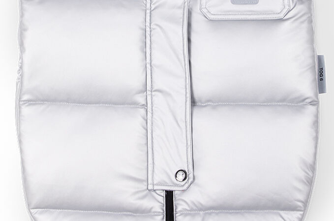 Ein Bild des CYBEX Platinum Platinum Winter Fu&szlig;sack Mini Accessories for Strollers, das das Merkmal Wasserabweisendes Au&szlig;enmaterial hervorhebt.