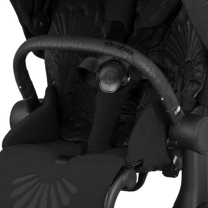 Immagine del CYBEX Platinum e-Priam - La Parisienne Stroller che mette in risalto la caratteristica Cintura one-pull.
