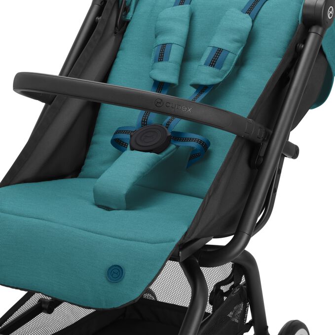Ein Bild des CYBEX Gold Eezy S 2 Buggy, das das Merkmal Integrierter Spielb&uuml;gel hervorhebt.