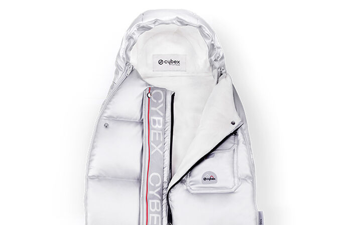 Ein Bild des CYBEX Platinum Platinum Winter Fu&szlig;sack Mini Accessories for Strollers, das das Merkmal Verstellbare &Ouml;ffnung hervorhebt.