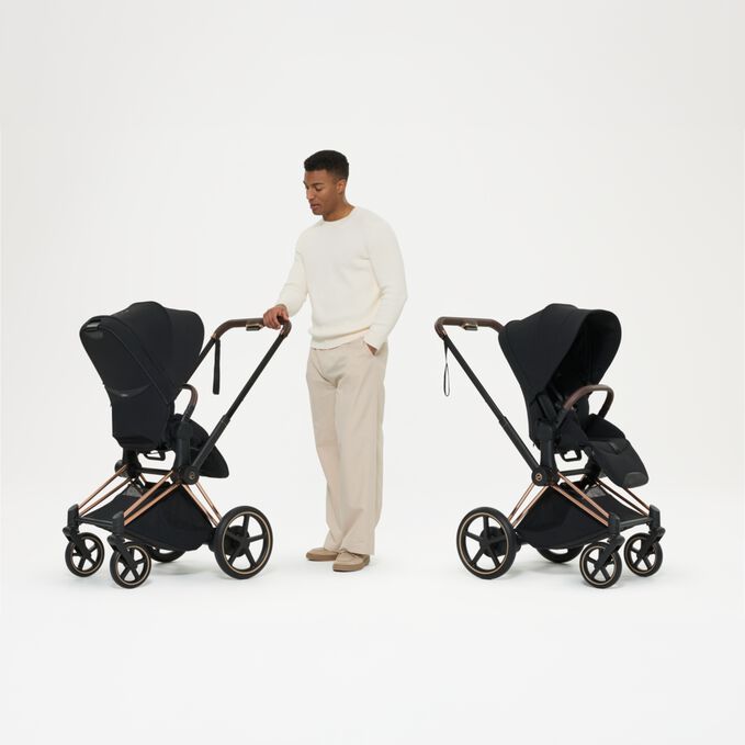 Ein Bild des CYBEX Platinum e-Priam Rebellious Luxury Stroller, das das Merkmal Wendbare Sitzeinheit hervorhebt.