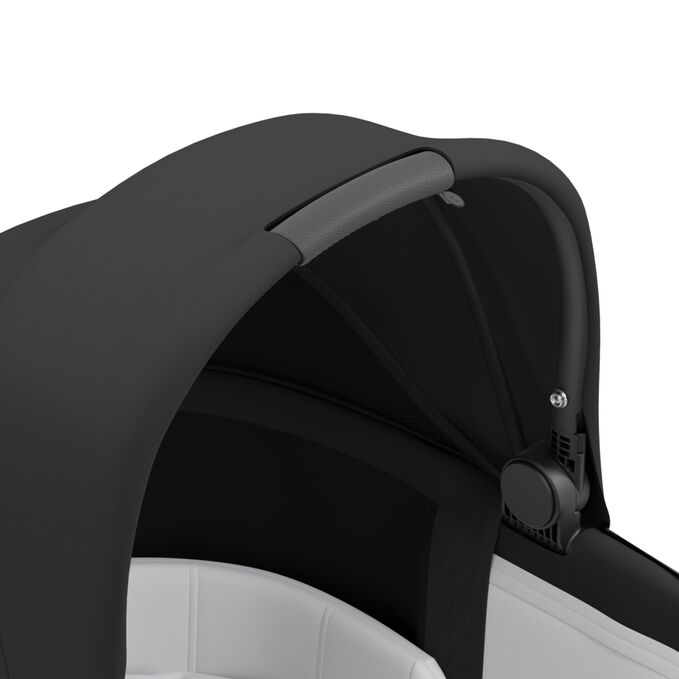Immagine del CYBEX Platinum Navicella Priam Lux Carry Cot (2025) Stroller che mette in risalto la caratteristica Maniglia per il trasporto.