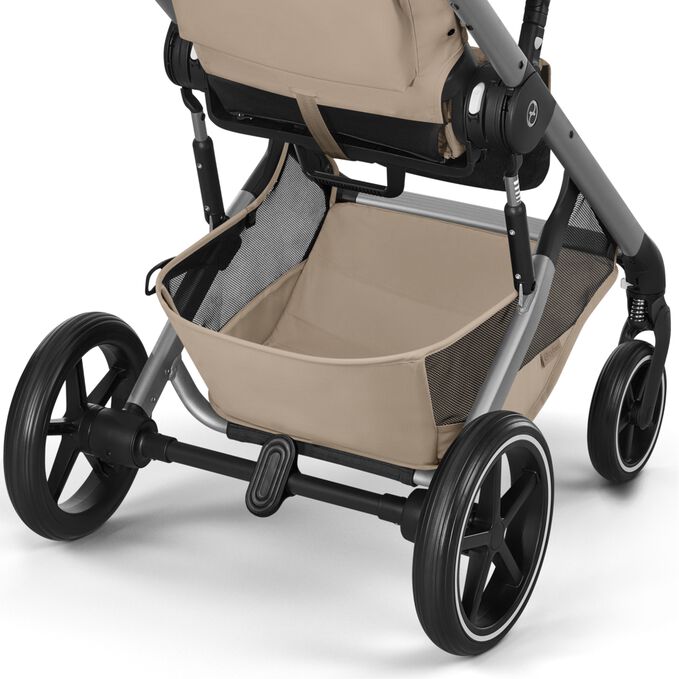 Ein Bild des CYBEX Gold Balios S Lux mit Balios Cot S Lux Stroller, das das Merkmal Extragro&szlig;er farblich abgestimmter Einkaufskorb hervorhebt.
