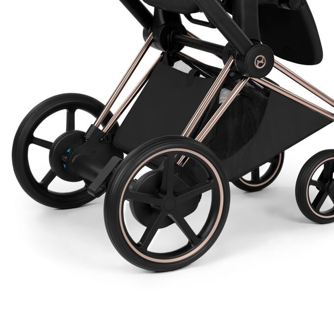 Ein Bild des CYBEX Platinum e-Priam Rebellious Luxury Stroller, das das Merkmal Extra gro&szlig;er farblich abgestimmter Korb hervorhebt.