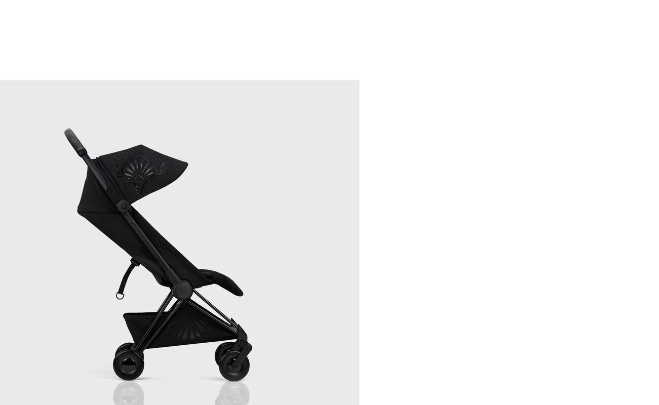 La Parisienne pushchair in black, side view.