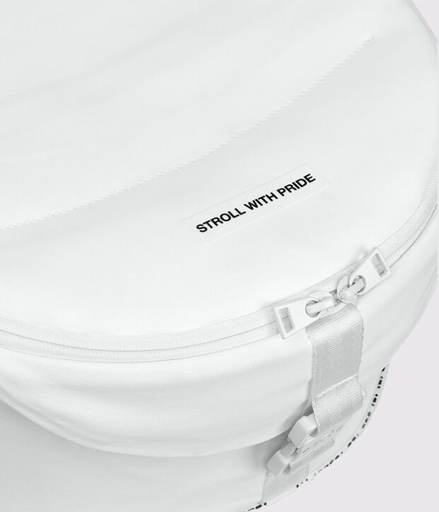 Primo piano della met&agrave; inferiore della Navicella Richiudibile Lux Carry Cot. &Egrave; presente un logo con la scritta "Stroll with Pride"