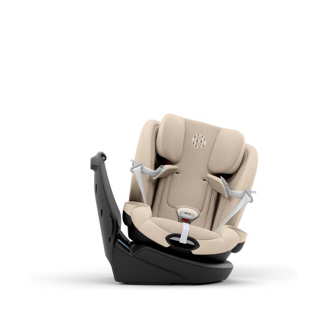 An image of the CYBEX Gold Callisto G 360 Child Car Seat, highlighting the Easy-In Buckle Pad and Integrated Magnetic Buckle Holders feature.