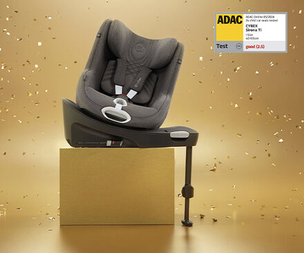 Das Bild zeigt zwei CYBEX Kindersitze, Sirona Ti und Pallas G3, die im Mai 2026 mit der ADAC-Auszeichnung Best in Class pr&auml;miert wurden.