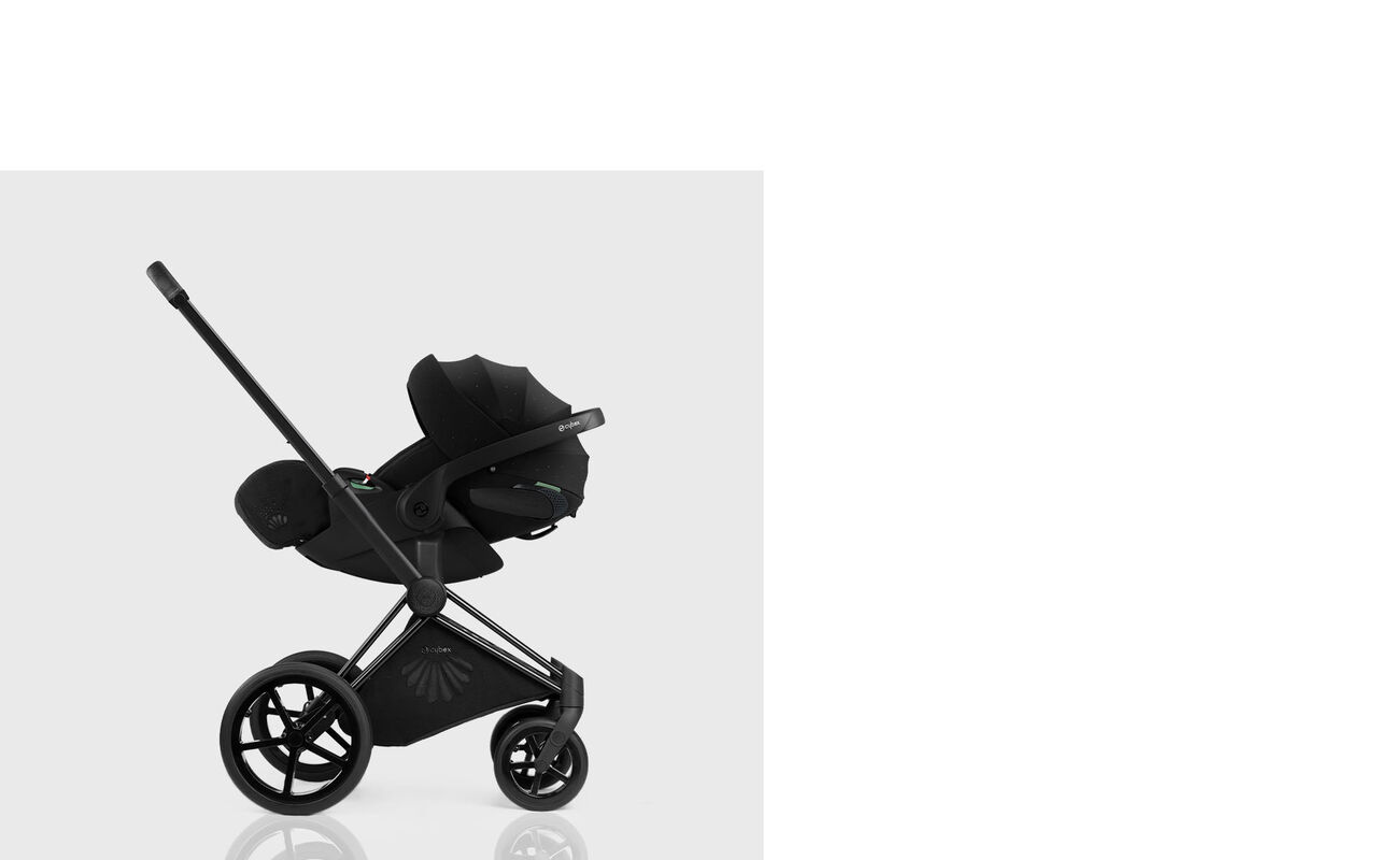 La Parisienne pushchair in black, side view on a grey background.