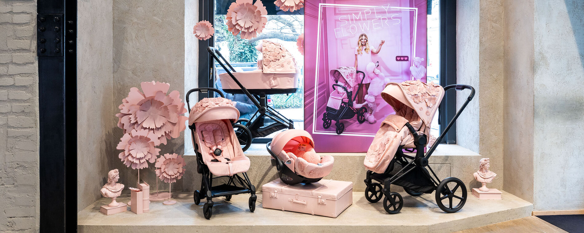 Kolekce Simply Flowers vystaven&aacute; v pražsk&eacute;m vlajkov&eacute;m obchodě CYBEX.