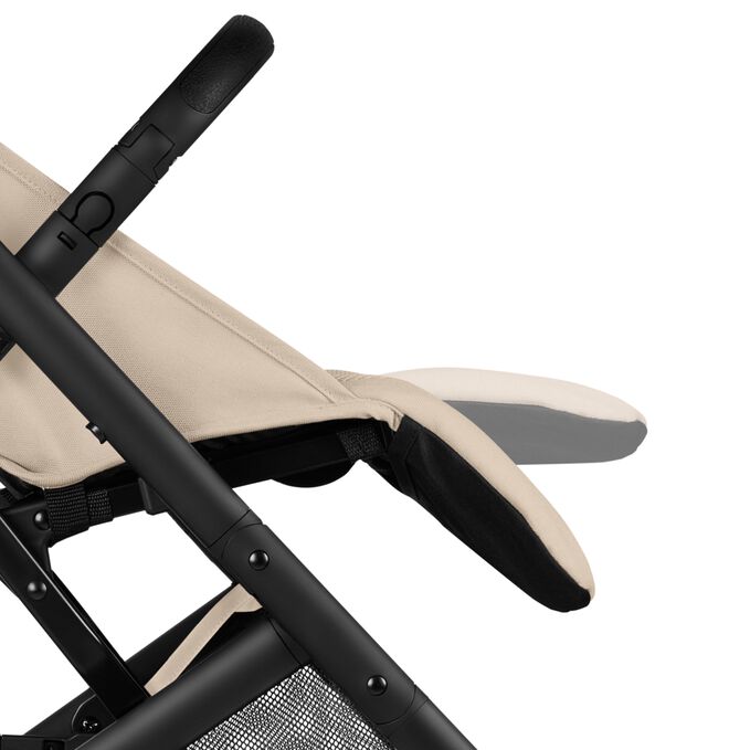 Obr&aacute;zek CYBEX Gold Beezy Buggy, kter&yacute; zv&yacute;razňuje funkci Nastaviteln&aacute; opěrka nohou.