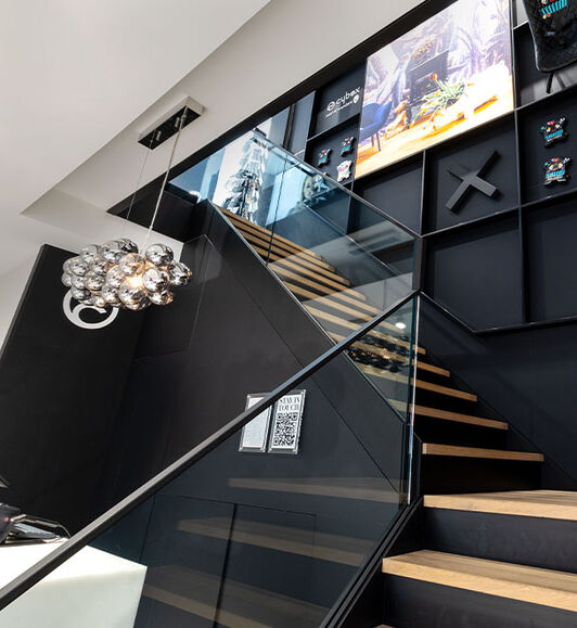 Ein Bild von Treppen, die in den zweiten Stock unseres Flagship-Stores in Amsterdam f&uuml;hren.