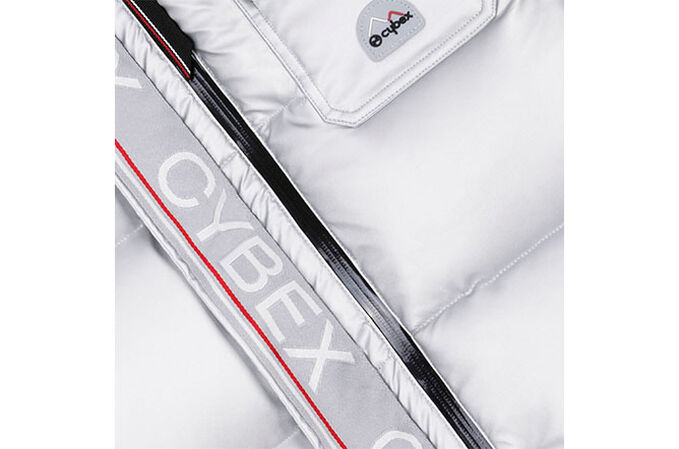 Ein Bild des CYBEX Platinum Platinum Winter Fu&szlig;sack Accessories for Strollers, das das Merkmal Rei&szlig;verschlussabdeckung hervorhebt.