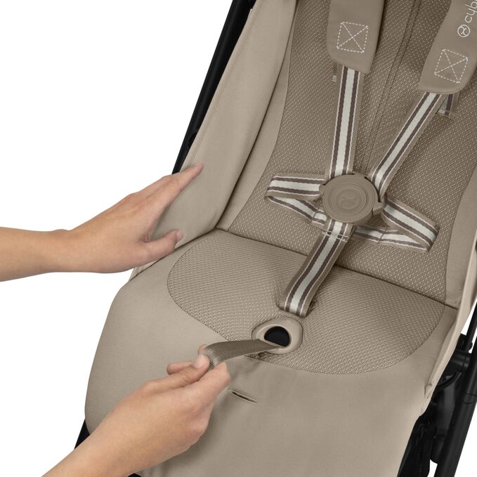 An image of the CYBEX Gold Beezy Buggy, highlighting the One-pull Harness feature.