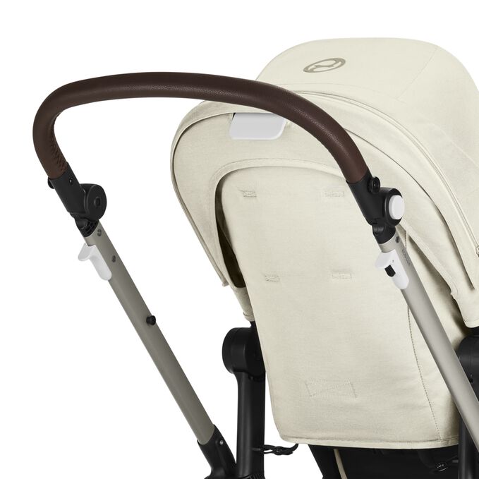 Ein Bild des CYBEX Gold Eos Lux Stroller, das das Merkmal H&ouml;henverstellbarer Schiebegriff hervorhebt.