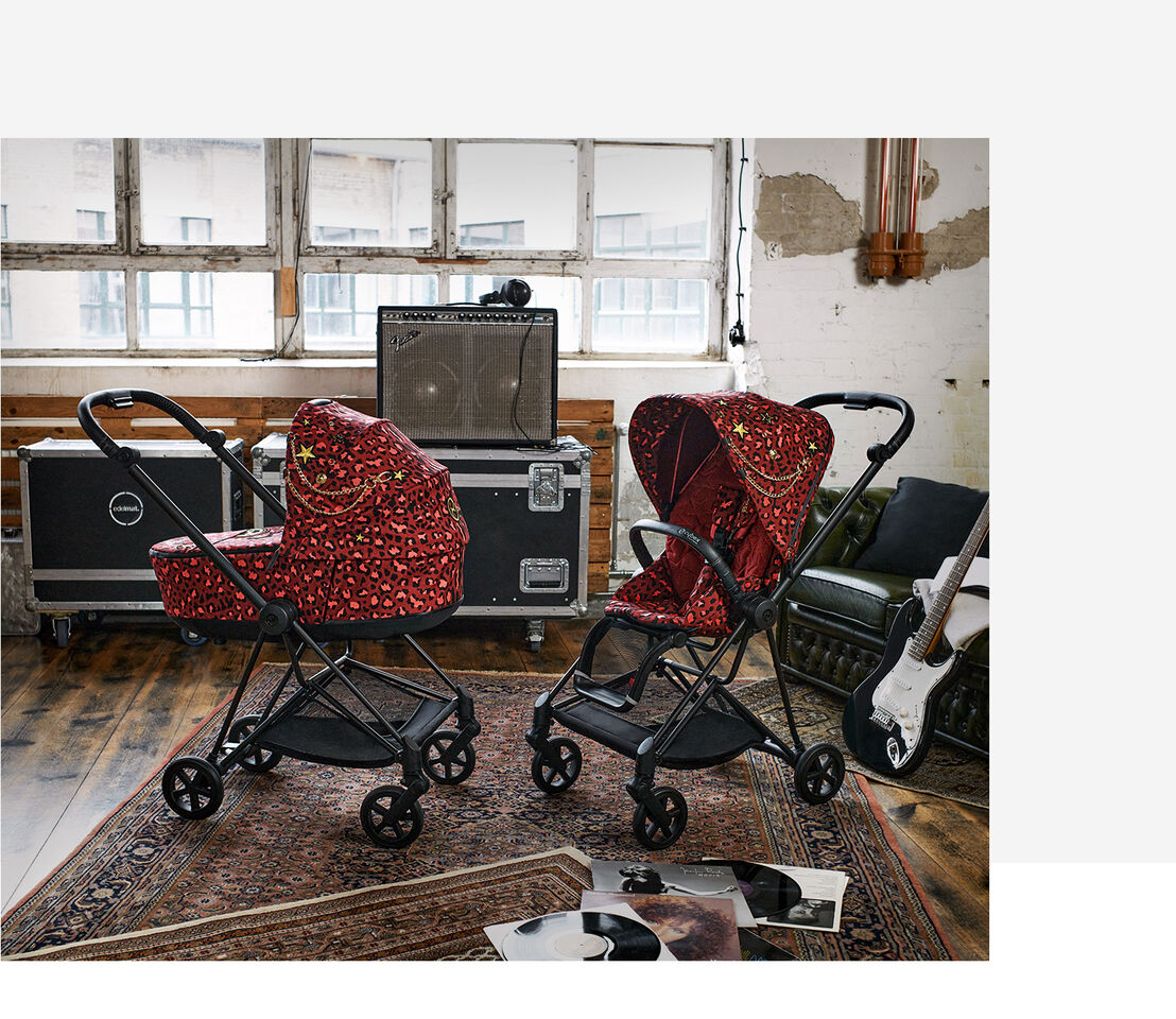 Kinderwagen CYBEX Rockstar in einem stilvollen, urbanen Raum mit Musikequipment im Hintergrund.
