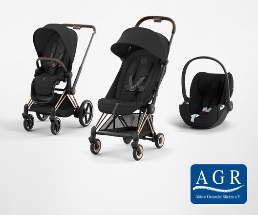 Kinderwagen-Set in Schwarz mit drei Komponenten, darunter ein Kinderwagen, ein Buggy und ein Autositz, auf wei&szlig;em Hintergrund. AGR-Logo unten rechts.