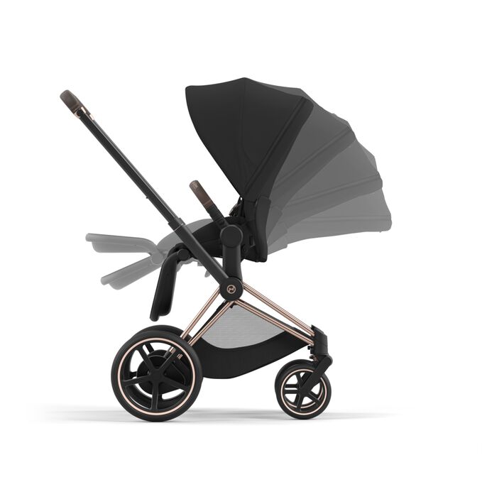 Image du CYBEX Platinum e-Priam Jeremy Scott - Car Stroller, mettant en avant la fonctionnalit&eacute; Inclinaison et pliage &agrave; une main.