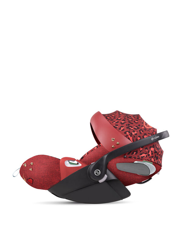 CYBEX Rockstar Kindersitz in Rot mit Leopardenmuster und Herzdetails.