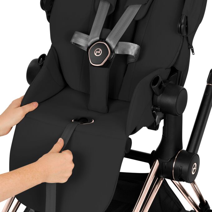 An image of the CYBEX Platinum e-Priam Stroller, highlighting the One-Pull Harness feature.