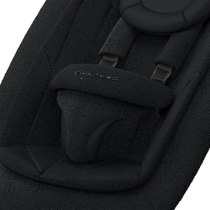 An image of the CYBEX Platinum Platinum Bouncer Bouncer, highlighting the Safe and Adjustable Restraint System feature.
