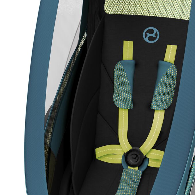 Ein Bild des CYBEX Gold Zeno Bike Bike Trailer, das das Merkmal Ultrakomfortabler gepolsterter Sportsitz hervorhebt.
