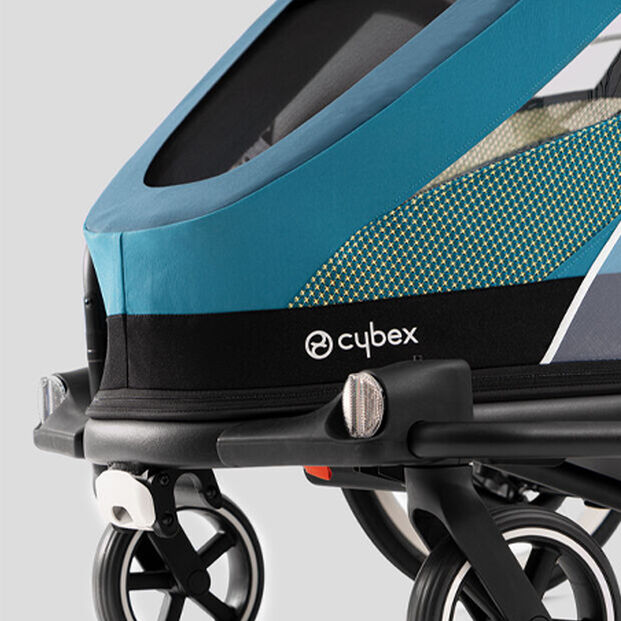 Detailn&iacute; sn&iacute;mek sportovn&iacute;ho koč&aacute;rku Zeno Bike. V&nbsp;předn&iacute; č&aacute;sti jsou světla.