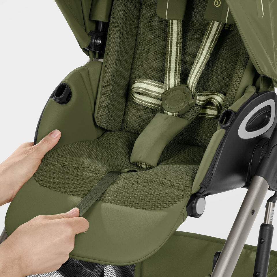 Nahaufnahme des EInhand-Gurtsystems eines Talos S Lux Kinderwagens.
