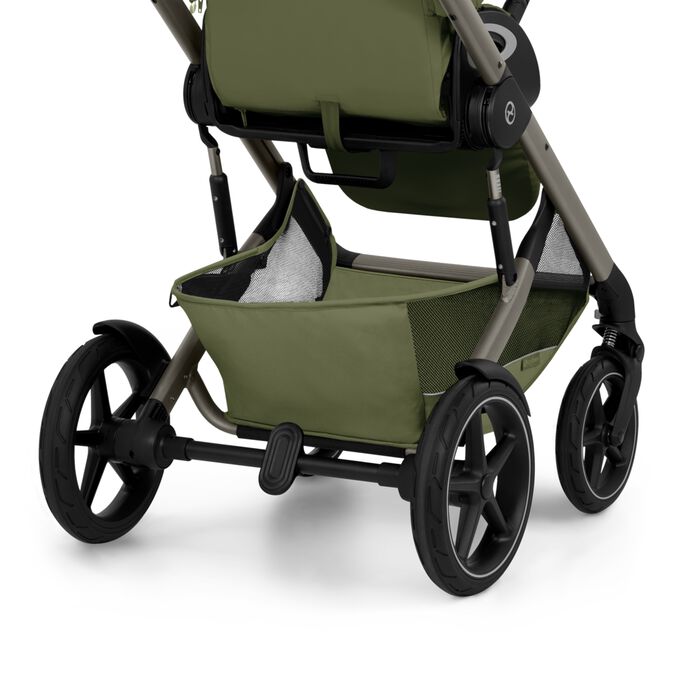 Ein Bild des CYBEX Gold Talos S Lux mit Fold Cot Stroller, das das Merkmal Extragro&szlig;er farblich abgestimmter Einkaufskorb hervorhebt.